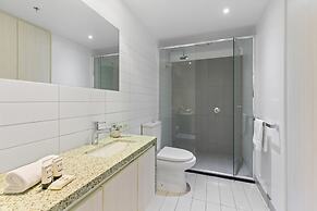 Chic 1-bed With Harbour Views & Pool by Tram Line
