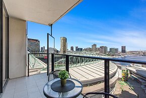 Chic 1-bed With Harbour Views & Pool by Tram Line