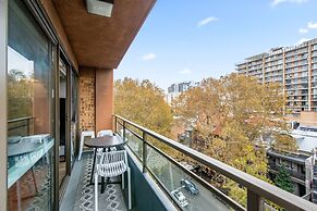 Chic Studio With Pool Overlooking the City