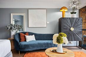 Chic Studio With Pool Overlooking the City
