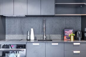 Sophisticated Inner-city 2-bed With Outdoor Dining