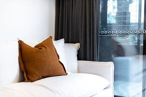 Sophisticated Inner-city 2-bed With Outdoor Dining