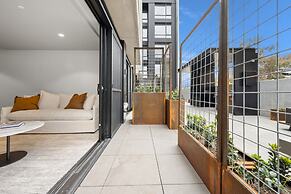 Sophisticated Inner-city 2-bed With Outdoor Dining