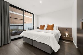 Sophisticated Inner-city 2-bed With Outdoor Dining