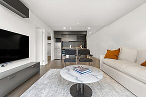 Sophisticated Inner-city 2-bed With Outdoor Dining