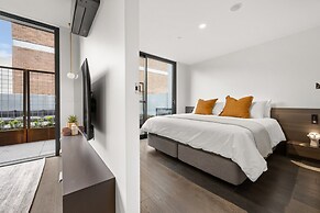Sophisticated Inner-city 2-bed With Outdoor Dining