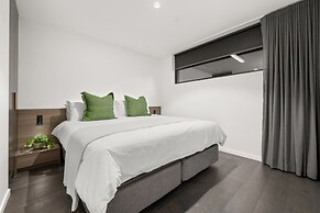 Sophisticated Inner-city 2-bed With Outdoor Dining
