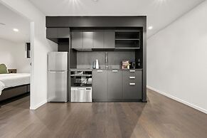Sophisticated Inner-city 2-bed With Outdoor Dining