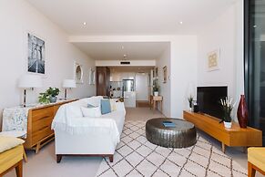 1-bed With Amazing Views, Pool, Gym, BBQ & Parking