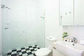 Spacious Studio With Balcony in Inner-city Glebe