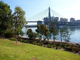 Spacious Studio With Balcony in Inner-city Glebe