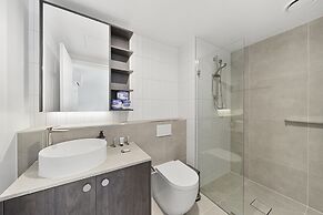 Phillip 2-bed: Chic Interiors, Amazing Amenities