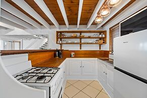 Chic 2-bed Cabin-style Home by Mooloolaba Beach