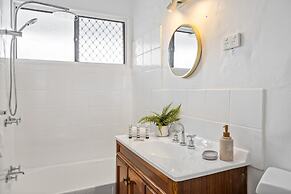 Chic 2-bed Cabin-style Home by Mooloolaba Beach