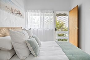 Chic 2-bed Cabin-style Home by Mooloolaba Beach