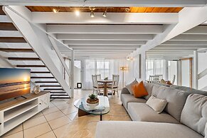Chic 2-bed Cabin-style Home by Mooloolaba Beach