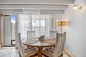 Chic 2-bed Cabin-style Home by Mooloolaba Beach