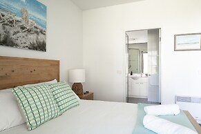 3-bed Seaside Serenity Escape at Long Beach
