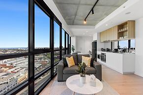 Stylish 1-bed With Pool Gym & Stunning Views