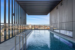 Stylish 1-bed With Pool Gym & Stunning Views
