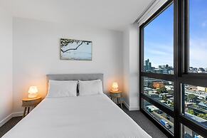 Stylish 1-bed With Pool Gym & Stunning Views