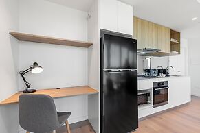 Stylish 1-bed With Pool Gym & Stunning Views