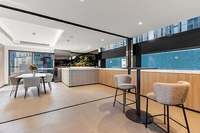 Stylish 1-bed With Pool Gym & Stunning Views