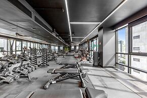 Stylish 1-bed With Pool Gym & Stunning Views