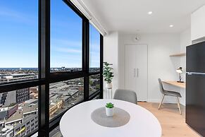 Stylish 1-bed With Pool Gym & Stunning Views