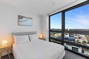 Stylish 1-bed With Pool Gym & Stunning Views