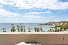 Modern Manly Apartment With Stunning Views, Pool