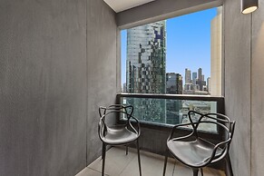 Sophisticated 2-bed With Bay Views & Amenities
