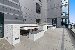 Sophisticated 2-bed With Bay Views & Amenities