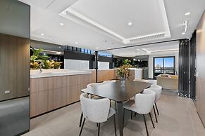 Sophisticated 2-bed With Bay Views & Amenities