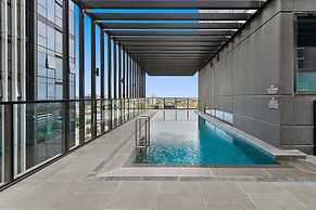 Sophisticated 2-bed With Bay Views & Amenities