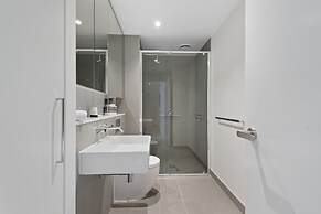 Sophisticated 2-bed With Bay Views & Amenities