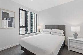 Sophisticated 2-bed With Bay Views & Amenities