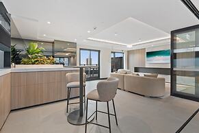 Sophisticated 2-bed With Bay Views & Amenities