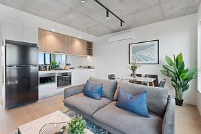 Sophisticated 2-bed With Bay Views & Amenities