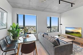 Sophisticated 2-bed With Bay Views & Amenities