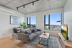 Sophisticated 2-bed With Bay Views & Amenities