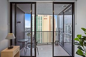 Cosy 1-bed With River Views, Pool, Gym & BBQ