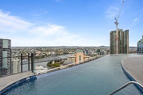 Cosy 1-bed With River Views, Pool, Gym & BBQ