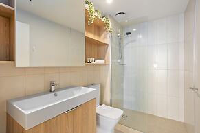 Cosy 1-bed With River Views, Pool, Gym & BBQ