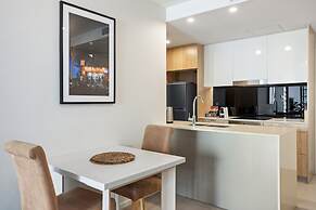 Cosy 1-bed With River Views, Pool, Gym & BBQ