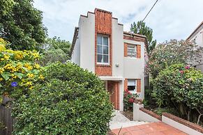 Art Deco 2-bed Close to City and Harbour
