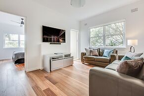 Art Deco 2-bed Close to City and Harbour