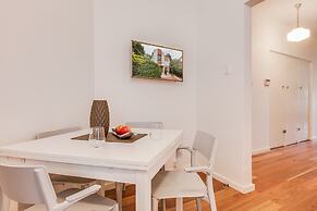 Art Deco 2-bed Close to City and Harbour