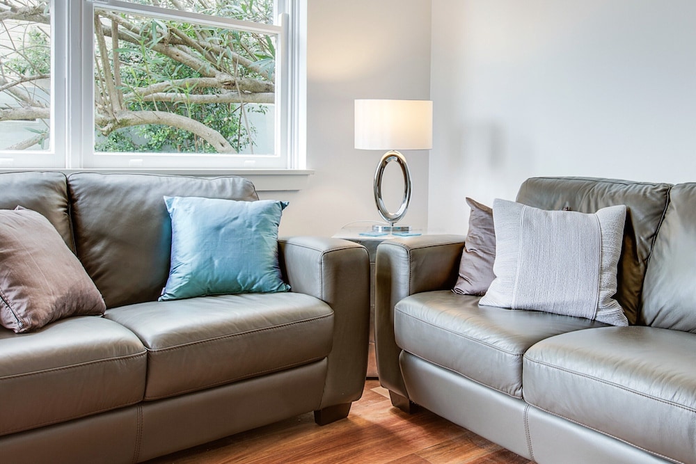 Art Deco 2-bed Close to City and Harbour