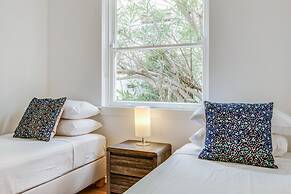 Art Deco 2-bed Close to City and Harbour